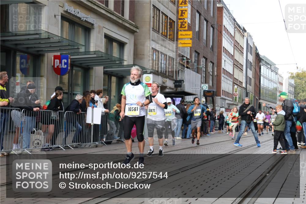 05.10.2025 - 20. swb-Marathon Bremen Strokosch-Dieckow http://msf.ph/oto/9257544 05.10.2025 10:58:26 Ziel 7163, 8585, 9346, 9349, 9359, 9370, 9430, 9472, 9518, 9529, 9540, 9542, 9601, 9622, 9714, 9766, 9913, 10049, 10080, 10263, 10285, 10513, 10527, 10560, 10561, 10591, 10679, 10871, 10936, 11078, 11290, 11483, 11612, 11651, 7163, 8585, 9346, 9349, 9359, 9370, 9430, 9472, 9518, 9529, 9540, 9542, 9601, 9622, 9714, 9766, 9913, 10049, 10080, 10263, 10285, 10513, 10527, 10560, 10561, 10591, 10679, 11290, 11483, 11612, 11651 meine-sportfotos.de