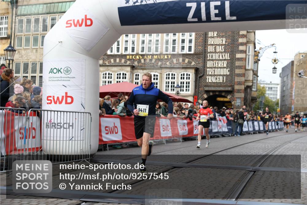 05.10.2025 - 20. swb-Marathon Bremen Yannick Fuchs http://msf.ph/oto/9257545 05.10.2025 10:47:21 Ziel 9411, 9546, 9711 meine-sportfotos.de