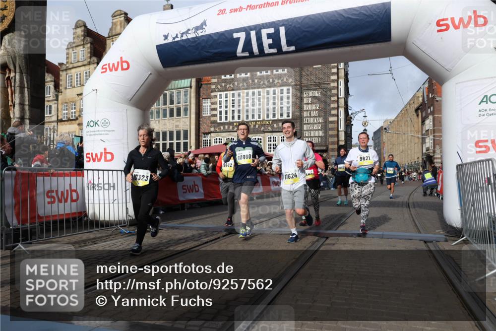 05.10.2025 - 20. swb-Marathon Bremen Yannick Fuchs http://msf.ph/oto/9257562 05.10.2025 10:55:52 Ziel 7165, 9195, 9197, 9621, 9882, 10088, 10253, 10287, 10323, 10385, 10475, 10653, 10755, 10800, 10909, 11081, 11249, 11586, 11588, 11624 meine-sportfotos.de