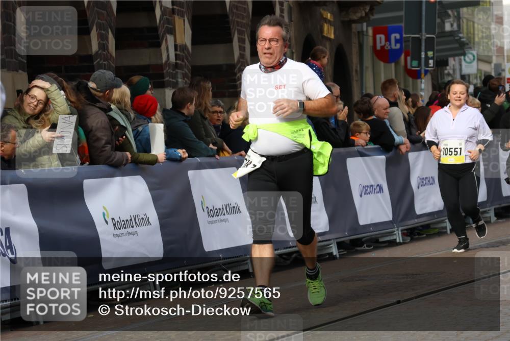 05.10.2025 - 20. swb-Marathon Bremen Strokosch-Dieckow http://msf.ph/oto/9257565 05.10.2025 11:03:58 Ziel 7123, 9379, 9398, 10205, 10265, 10271, 10551, 11183, 11609 meine-sportfotos.de