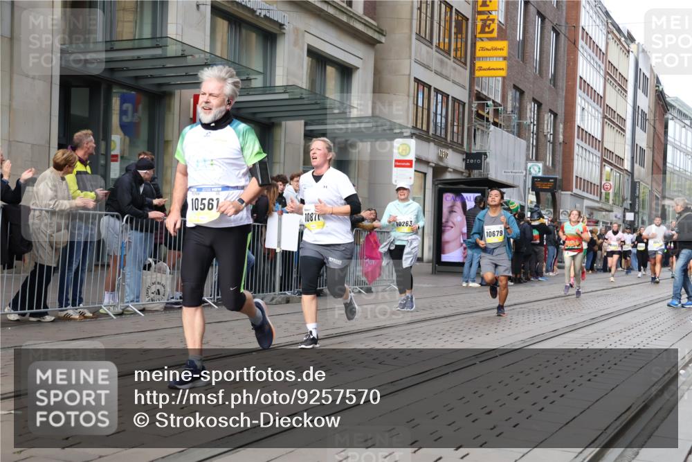05.10.2025 - 20. swb-Marathon Bremen Strokosch-Dieckow http://msf.ph/oto/9257570 05.10.2025 10:58:27 Ziel 7163, 8585, 9346, 9349, 9359, 9370, 9430, 9472, 9518, 9529, 9540, 9542, 9601, 9622, 9714, 9766, 9847, 9913, 9977, 10049, 10080, 10263, 10513, 10527, 10560, 10561, 10588, 10591, 10679, 10871, 10936, 11078, 11290, 11483, 11612, 11651, 7163, 8585, 9346, 9349, 9359, 9370, 9430, 9472, 9518, 9529, 9540, 9542, 9601, 9622, 9714, 9766, 9847, 9913, 9977, 10049, 10080, 10263, 10513, 10527, 10560, 10561, 10588, 10591, 10679, 11290, 11483, 11612, 11651 meine-sportfotos.de