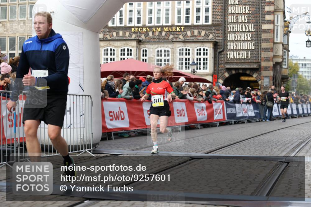 05.10.2025 - 20. swb-Marathon Bremen Yannick Fuchs http://msf.ph/oto/9257601 05.10.2025 10:47:22 Ziel 9411, 9546, 9711 meine-sportfotos.de
