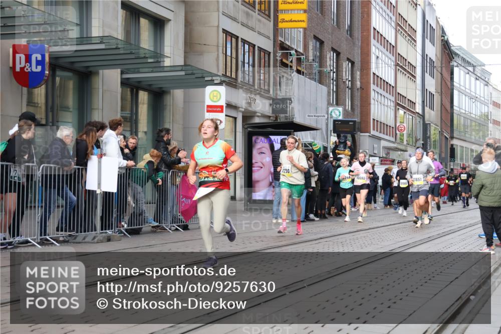 05.10.2025 - 20. swb-Marathon Bremen Strokosch-Dieckow http://msf.ph/oto/9257630 05.10.2025 10:58:30 Ziel 7163, 8585, 9346, 9349, 9359, 9370, 9518, 9529, 9540, 9542, 9601, 9622, 9714, 9847, 9977, 10080, 10263, 10357, 10527, 10560, 10561, 10588, 10591, 10679, 10871, 11078, 11290, 11483, 11612, 11651, 7163, 8585, 9346, 9349, 9359, 9370, 9518, 9529, 9540, 9542, 9601, 9622, 9714, 9847, 9977, 10080, 10263, 10357, 10527, 10560, 10561, 10588, 10591, 10679, 11290, 11483, 11612, 11651 meine-sportfotos.de