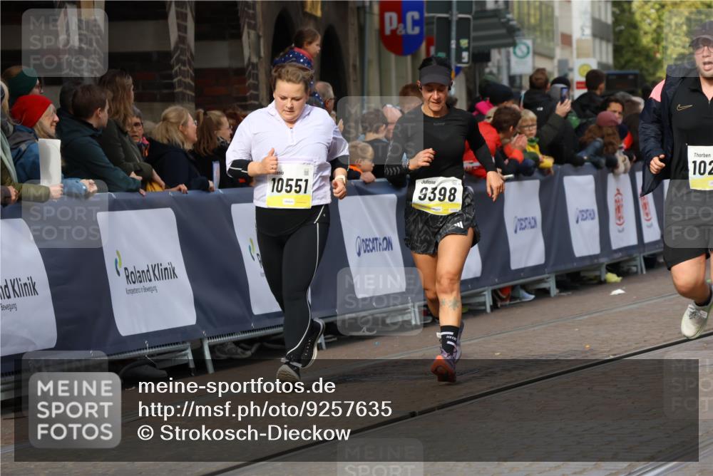 05.10.2025 - 20. swb-Marathon Bremen Strokosch-Dieckow http://msf.ph/oto/9257635 05.10.2025 11:03:59 Ziel 7123, 9275, 9398, 10205, 10265, 10271, 10551, 11183, 11609, 11611 meine-sportfotos.de