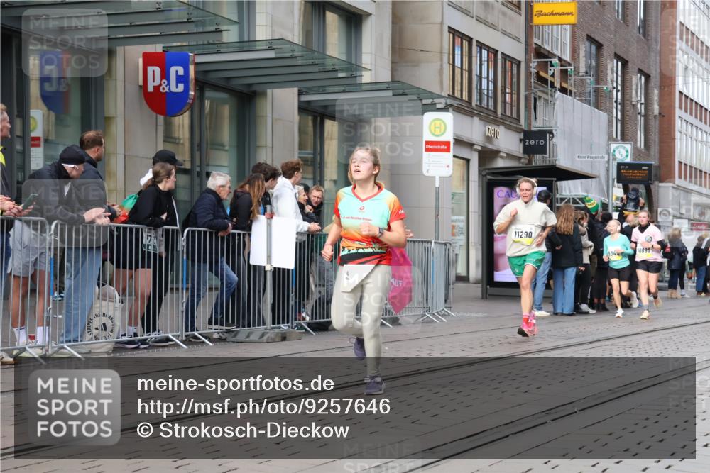 05.10.2025 - 20. swb-Marathon Bremen Strokosch-Dieckow http://msf.ph/oto/9257646 05.10.2025 10:58:30 Ziel 7163, 8585, 9346, 9349, 9359, 9370, 9518, 9529, 9540, 9542, 9601, 9622, 9714, 9847, 9977, 10080, 10263, 10357, 10527, 10560, 10561, 10588, 10591, 10679, 10871, 11078, 11290, 11483, 11612, 11651, 7163, 8585, 9346, 9349, 9359, 9370, 9518, 9529, 9540, 9542, 9601, 9622, 9714, 9847, 9977, 10080, 10263, 10357, 10527, 10560, 10561, 10588, 10591, 10679, 11290, 11483, 11612, 11651 meine-sportfotos.de