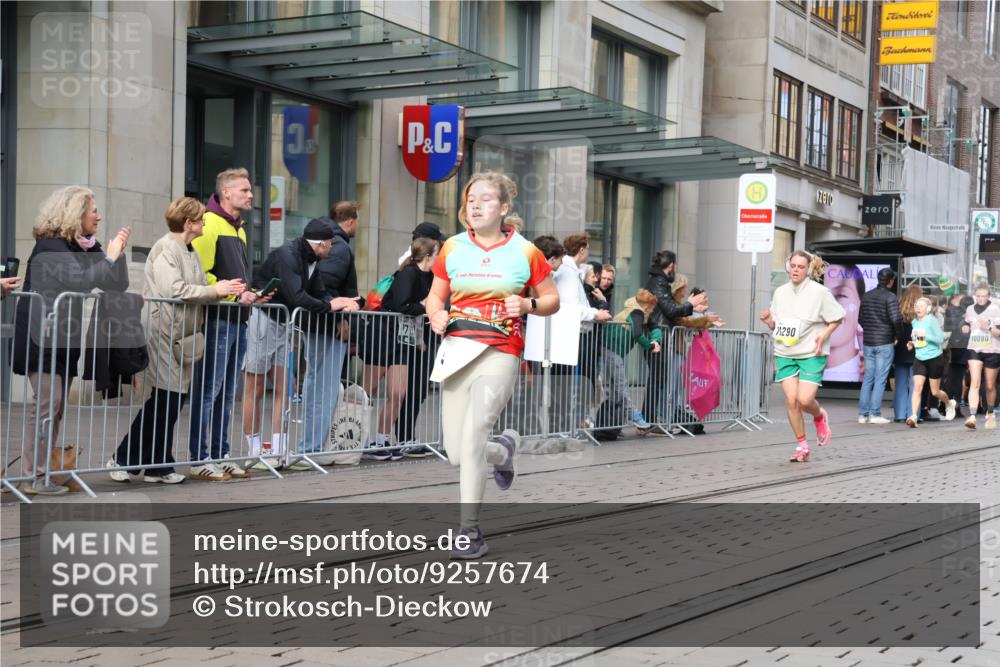 05.10.2025 - 20. swb-Marathon Bremen Strokosch-Dieckow http://msf.ph/oto/9257674 05.10.2025 10:58:31 Ziel 7163, 8585, 9346, 9349, 9359, 9370, 9518, 9540, 9542, 9601, 9622, 9714, 9847, 9977, 10080, 10263, 10357, 10527, 10560, 10561, 10588, 10591, 10607, 10679, 10871, 11078, 11290, 11483, 11612, 11651, 7163, 8585, 9346, 9349, 9359, 9370, 9518, 9540, 9542, 9601, 9622, 9714, 9847, 9977, 10080, 10263, 10357, 10527, 10560, 10561, 10588, 10591, 10607, 10679, 11290, 11483, 11612, 11651 meine-sportfotos.de