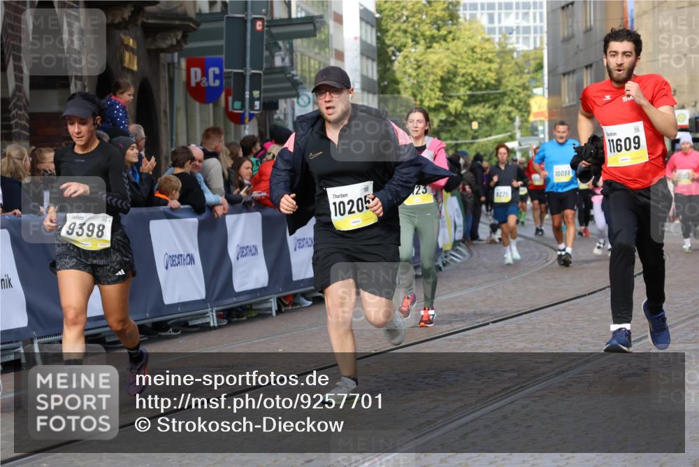 05.10.2025 - 20. swb-Marathon Bremen Strokosch-Dieckow http://msf.ph/oto/9257701 05.10.2025 11:04:00 Ziel 7123, 9275, 9398, 10205, 10265, 10271, 10551, 11183, 11609, 11611 meine-sportfotos.de