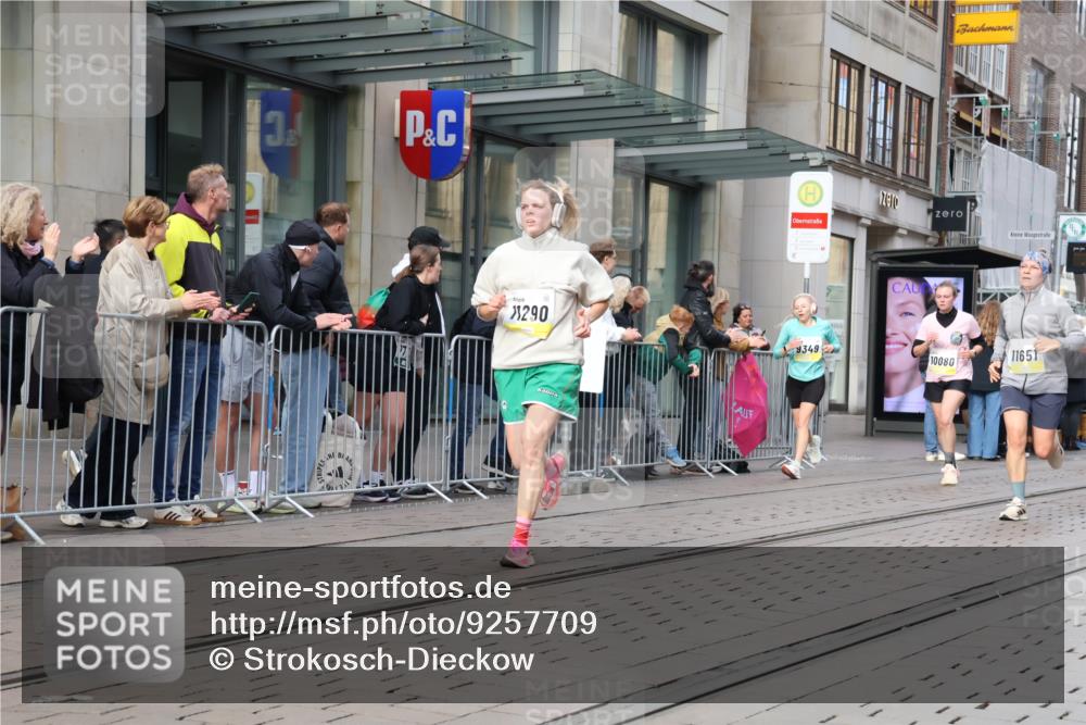 05.10.2025 - 20. swb-Marathon Bremen Strokosch-Dieckow http://msf.ph/oto/9257709 05.10.2025 10:58:33 Ziel 7163, 8585, 9346, 9349, 9370, 9518, 9540, 9542, 9601, 9622, 9714, 9847, 9977, 10080, 10263, 10357, 10560, 10561, 10588, 10591, 10594, 10607, 10679, 10871, 11078, 11290, 11483, 11612, 11651, 7163, 8585, 9346, 9349, 9370, 9518, 9540, 9542, 9601, 9622, 9714, 9847, 9977, 10080, 10263, 10357, 10560, 10561, 10588, 10591, 10594, 10607, 10679, 11290, 11483, 11612, 11651 meine-sportfotos.de