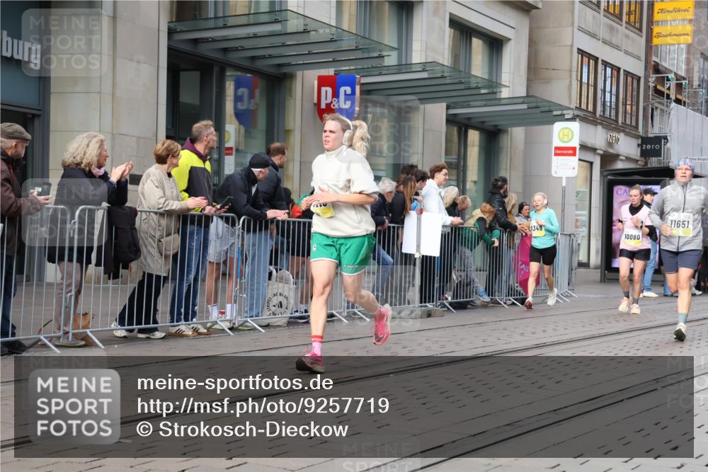 05.10.2025 - 20. swb-Marathon Bremen Strokosch-Dieckow http://msf.ph/oto/9257719 05.10.2025 10:58:33 Ziel 7163, 8585, 9346, 9349, 9370, 9518, 9540, 9542, 9601, 9622, 9714, 9847, 9977, 10080, 10263, 10357, 10560, 10561, 10588, 10591, 10594, 10607, 10679, 10871, 11078, 11290, 11483, 11612, 11651, 7163, 8585, 9346, 9349, 9370, 9518, 9540, 9542, 9601, 9622, 9714, 9847, 9977, 10080, 10263, 10357, 10560, 10561, 10588, 10591, 10594, 10607, 10679, 11290, 11483, 11612, 11651 meine-sportfotos.de