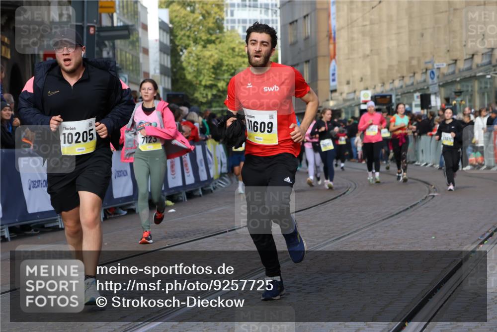 05.10.2025 - 20. swb-Marathon Bremen Strokosch-Dieckow http://msf.ph/oto/9257725 05.10.2025 11:04:01 Ziel 7123, 9275, 9398, 10205, 10551, 11183, 11609, 11611 meine-sportfotos.de