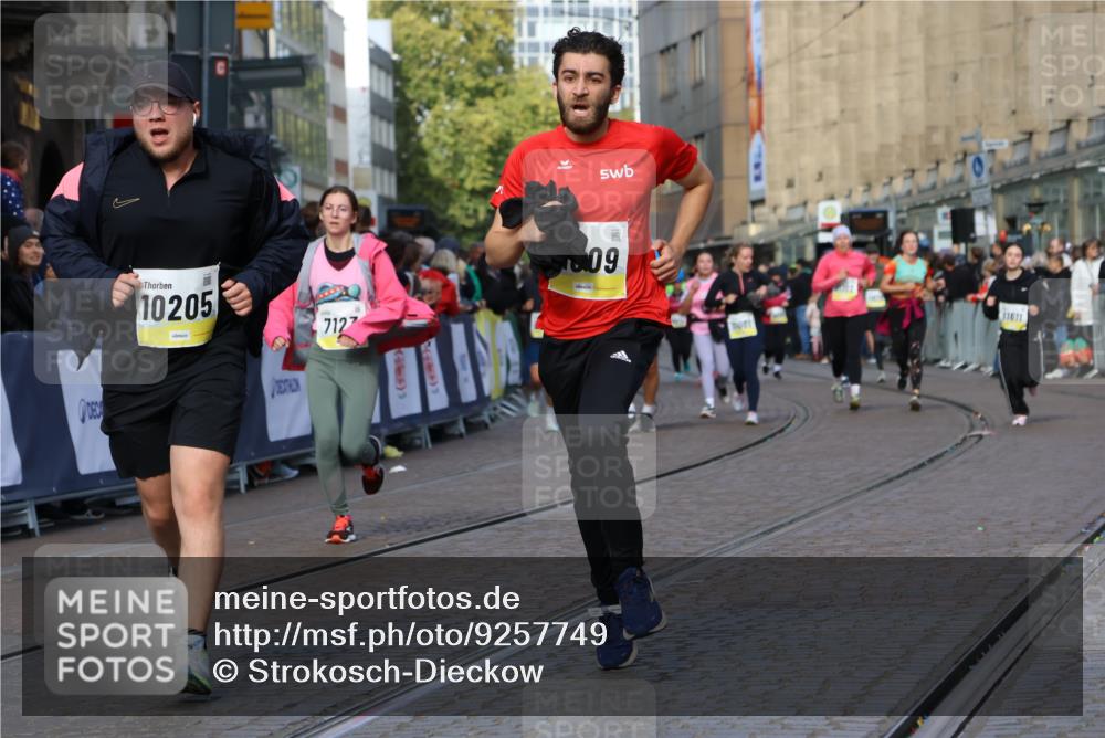 05.10.2025 - 20. swb-Marathon Bremen Strokosch-Dieckow http://msf.ph/oto/9257749 05.10.2025 11:04:01 Ziel 7123, 9275, 9398, 10205, 10551, 11183, 11609, 11611 meine-sportfotos.de