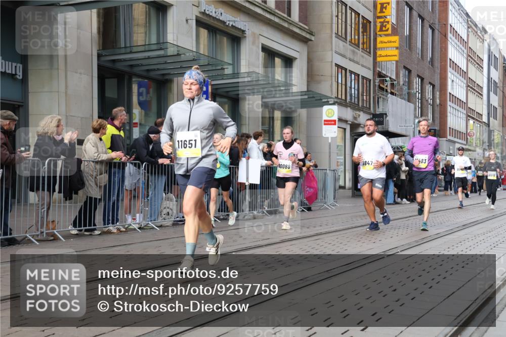 05.10.2025 - 20. swb-Marathon Bremen Strokosch-Dieckow http://msf.ph/oto/9257759 05.10.2025 10:58:35 Ziel 8585, 9346, 9349, 9370, 9518, 9540, 9542, 9601, 9622, 9847, 9977, 10080, 10263, 10357, 10560, 10561, 10588, 10594, 10607, 11290, 11483, 11612, 11651, 8585, 9346, 9349, 9370, 9518, 9540, 9542, 9601, 9622, 9847, 9977, 10080, 10263, 10357, 10560, 10561, 10588, 10594, 10607, 11290, 11483, 11612, 11651 meine-sportfotos.de