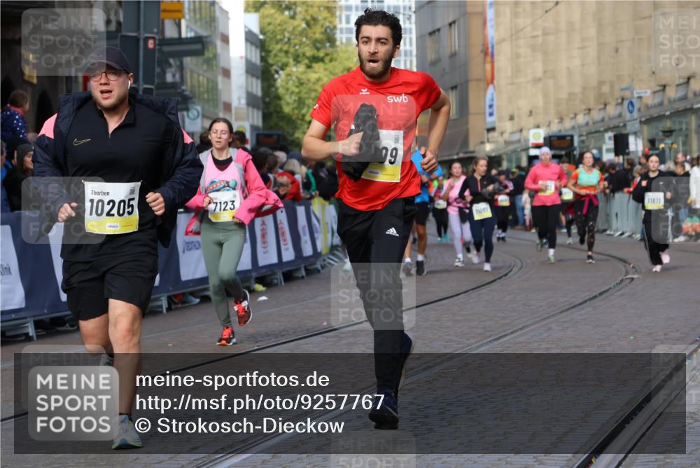 05.10.2025 - 20. swb-Marathon Bremen Strokosch-Dieckow http://msf.ph/oto/9257767 05.10.2025 11:04:01 Ziel 7123, 9275, 9398, 10205, 10551, 11183, 11609, 11611 meine-sportfotos.de