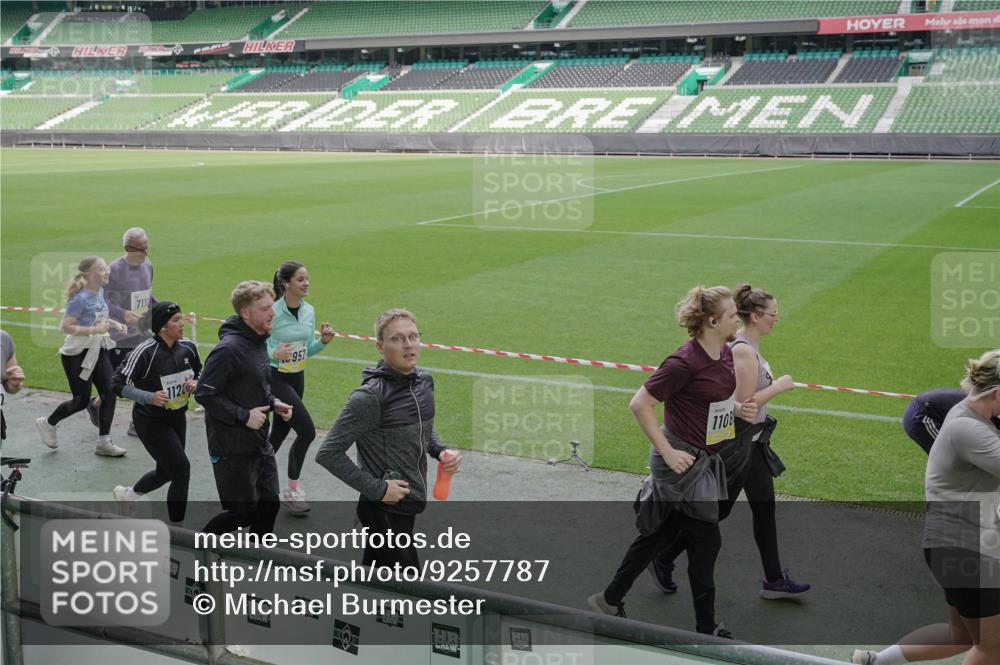 05.10.2025 - 20. swb-Marathon Bremen Michael Burmester http://msf.ph/oto/9257787 05.10.2025 10:45:20 Laufen im Stadion 7109, 7110, 8476, 9203, 9242, 9264, 9342, 9441, 9567, 9756, 9767, 9768, 9899, 9948, 9970, 10000, 10114, 10115, 10186, 10190, 10282, 10292, 10339, 10340, 10379, 10472, 10602, 10622, 10647, 10671, 10728, 10752, 10808, 10842, 10846, 10957, 11060, 11085, 11117, 11118, 11139, 11264, 11367, 11375, 11378, 11407, 11541, 11557, 7007, 9012, 9303, 9479, 9572, 9631, 9667, 10273, 10665, 10984, 11072, 11252, 11293, 11385, 11448, 11544 meine-sportfotos.de