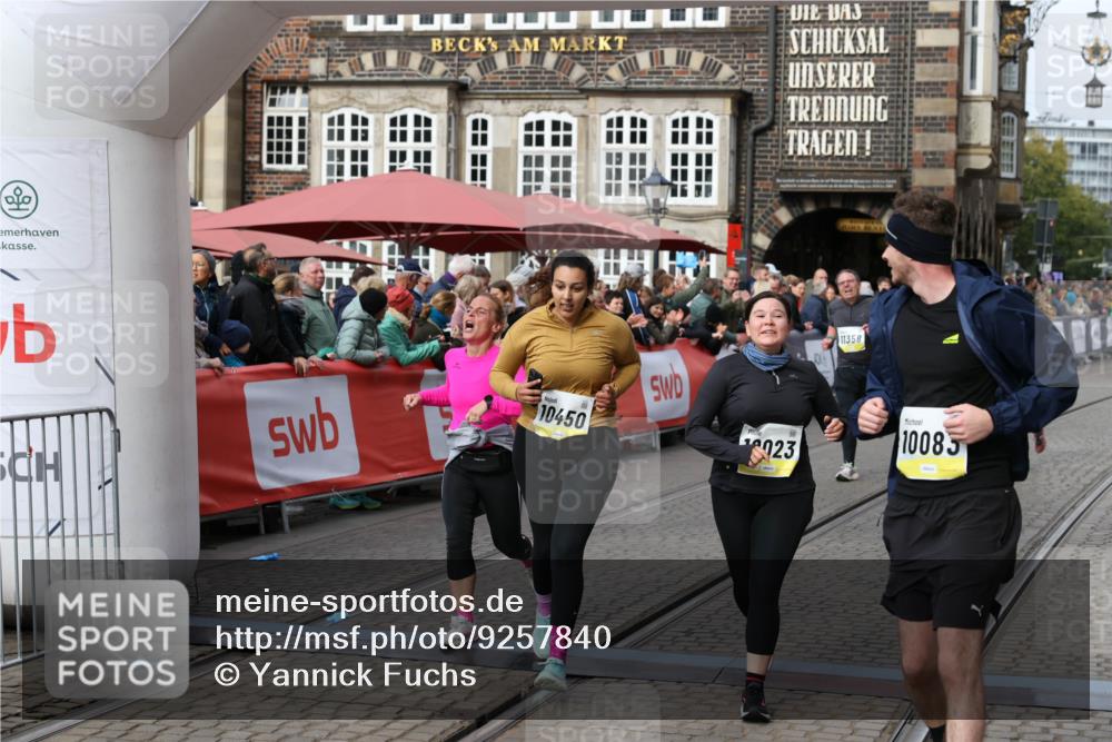 05.10.2025 - 20. swb-Marathon Bremen Yannick Fuchs http://msf.ph/oto/9257840 05.10.2025 11:16:32 Ziel 10023, 10083, 10379, 10450, 11029, 11358, 11404 meine-sportfotos.de