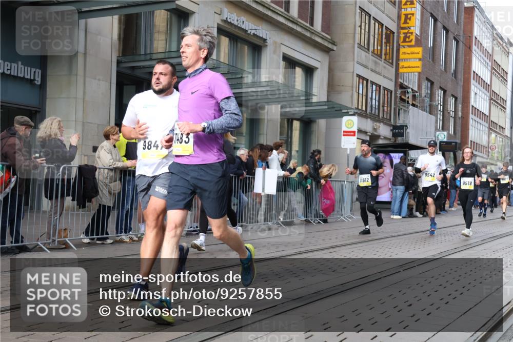 05.10.2025 - 20. swb-Marathon Bremen Strokosch-Dieckow http://msf.ph/oto/9257855 05.10.2025 10:58:37 Ziel 9346, 9349, 9518, 9542, 9601, 9692, 9847, 9977, 10039, 10080, 10263, 10353, 10357, 10560, 10561, 10588, 10594, 10607, 11290, 11483, 11612, 11651, 9346, 9349, 9518, 9542, 9601, 9692, 9847, 9977, 10039, 10080, 10263, 10353, 10357, 10560, 10561, 10588, 10594, 10607, 11290, 11483, 11612, 11651 meine-sportfotos.de