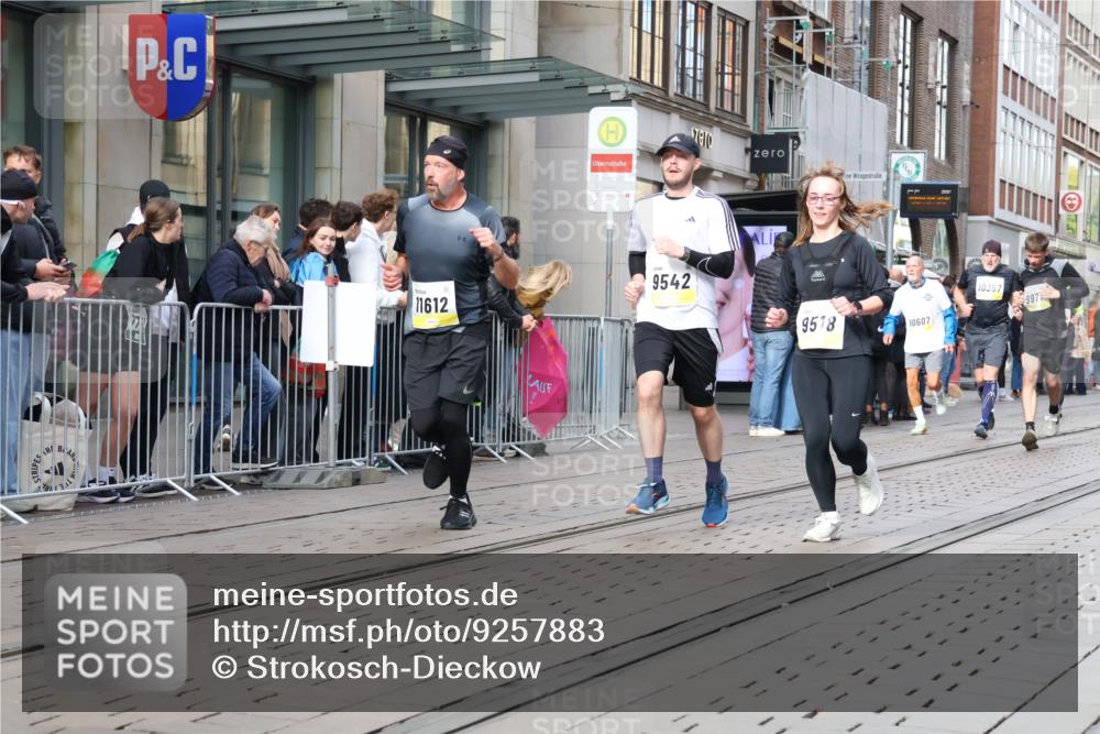 05.10.2025 - 20. swb-Marathon Bremen Strokosch-Dieckow http://msf.ph/oto/9257883 05.10.2025 10:58:38 Ziel 9219, 9349, 9518, 9542, 9601, 9692, 9847, 9977, 10039, 10080, 10143, 10263, 10353, 10357, 10560, 10561, 10588, 10594, 10607, 11290, 11483, 11612, 11651, 9219, 9349, 9518, 9542, 9601, 9692, 9847, 9977, 10039, 10080, 10143, 10263, 10353, 10357, 10560, 10561, 10588, 10594, 10607, 11290, 11483, 11612, 11651 meine-sportfotos.de