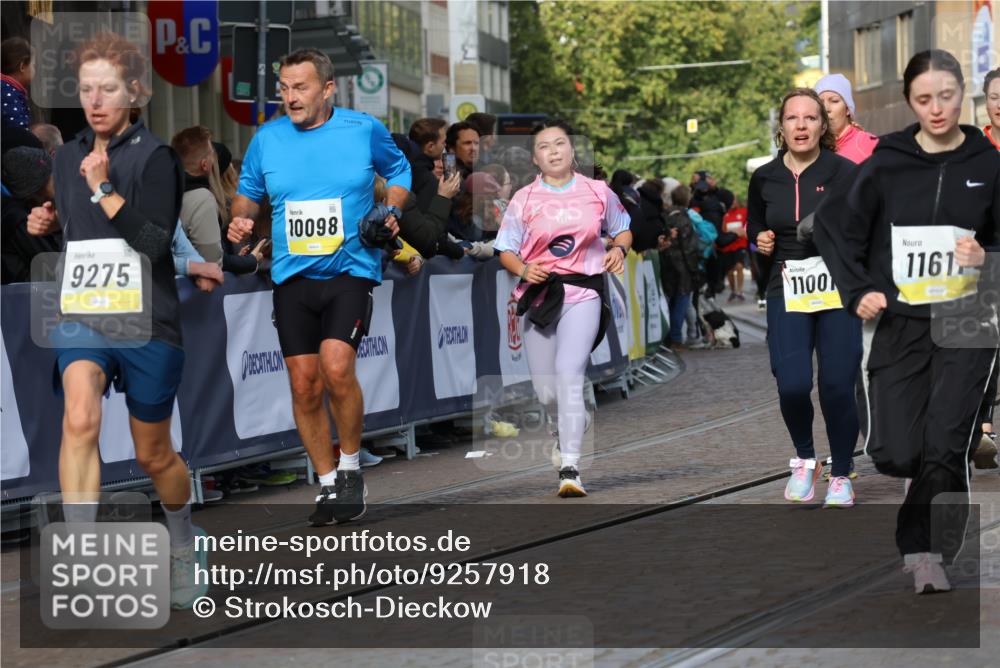 05.10.2025 - 20. swb-Marathon Bremen Strokosch-Dieckow http://msf.ph/oto/9257918 05.10.2025 11:04:07 Ziel 7123, 7789, 9275, 10098, 10853, 11001, 11077, 11102, 11611, 11685 meine-sportfotos.de