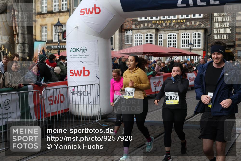 05.10.2025 - 20. swb-Marathon Bremen Yannick Fuchs http://msf.ph/oto/9257920 05.10.2025 11:16:33 Ziel 10023, 10083, 10379, 10450, 11029, 11358, 11404 meine-sportfotos.de