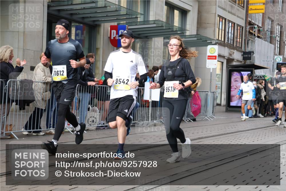 05.10.2025 - 20. swb-Marathon Bremen Strokosch-Dieckow http://msf.ph/oto/9257928 05.10.2025 10:58:40 Ziel 9219, 9349, 9518, 9542, 9601, 9692, 9847, 9977, 10039, 10080, 10143, 10263, 10353, 10357, 10560, 10588, 10594, 10607, 11290, 11483, 11612, 11651, 9219, 9349, 9518, 9542, 9601, 9692, 9847, 9977, 10039, 10080, 10143, 10263, 10353, 10357, 10560, 10588, 10594, 10607, 11290, 11483, 11612, 11651 meine-sportfotos.de