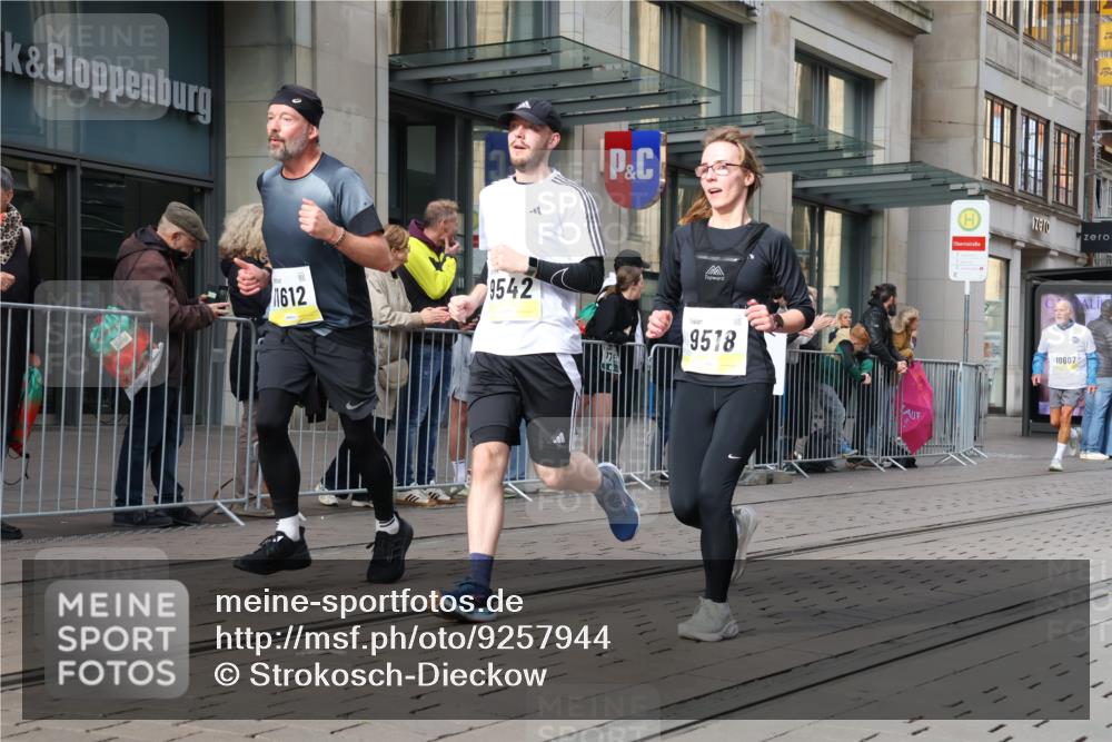 05.10.2025 - 20. swb-Marathon Bremen Strokosch-Dieckow http://msf.ph/oto/9257944 05.10.2025 10:58:40 Ziel 9219, 9349, 9518, 9542, 9601, 9692, 9847, 9977, 10039, 10080, 10143, 10263, 10353, 10357, 10560, 10588, 10594, 10607, 11290, 11483, 11612, 11651, 9219, 9349, 9518, 9542, 9601, 9692, 9847, 9977, 10039, 10080, 10143, 10263, 10353, 10357, 10560, 10588, 10594, 10607, 11290, 11483, 11612, 11651 meine-sportfotos.de