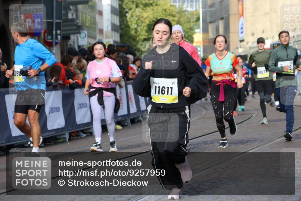 05.10.2025 - 20. swb-Marathon Bremen Strokosch-Dieckow http://msf.ph/oto/9257959 05.10.2025 11:04:08 Ziel 7123, 7789, 9275, 10098, 10853, 11001, 11077, 11102, 11611, 11685 meine-sportfotos.de