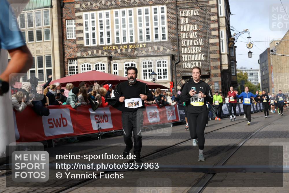 05.10.2025 - 20. swb-Marathon Bremen Yannick Fuchs http://msf.ph/oto/9257963 05.10.2025 10:56:04 Ziel 7147, 9871, 10610, 10654, 10758, 10921, 11052, 11439 meine-sportfotos.de