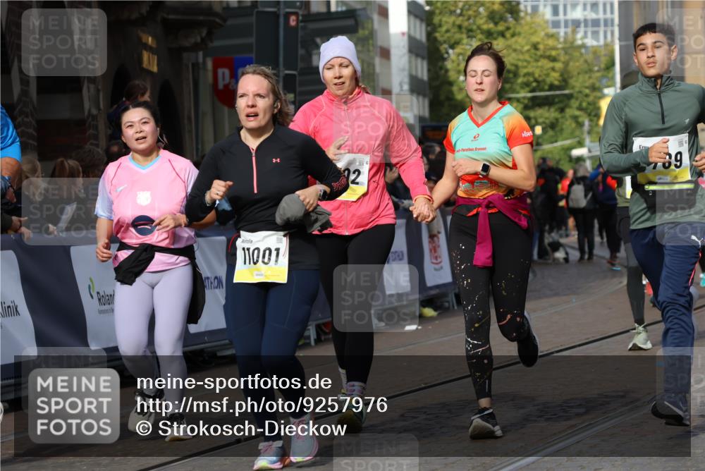 05.10.2025 - 20. swb-Marathon Bremen Strokosch-Dieckow http://msf.ph/oto/9257976 05.10.2025 11:04:10 Ziel 7789, 9275, 9448, 10098, 10853, 11001, 11077, 11102, 11611, 11685 meine-sportfotos.de