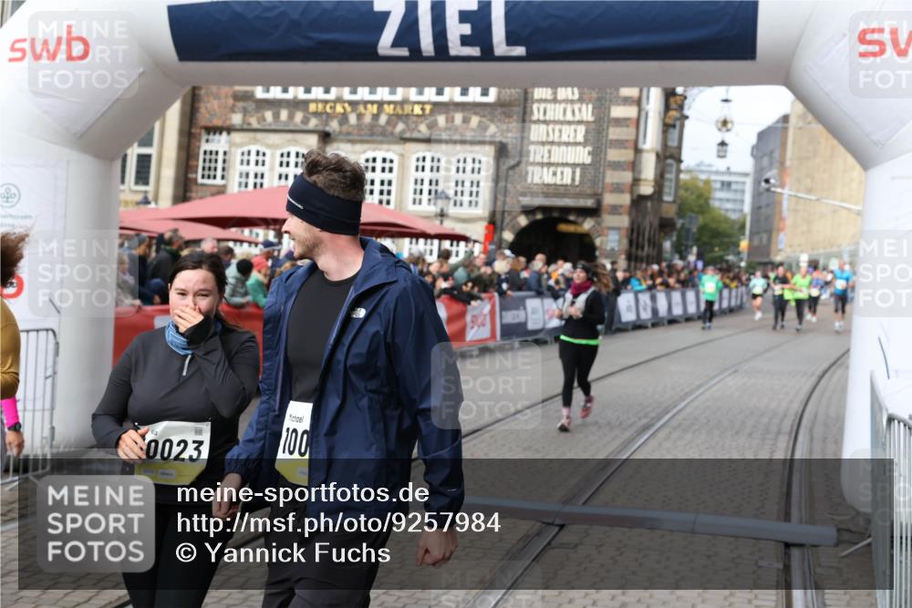05.10.2025 - 20. swb-Marathon Bremen Yannick Fuchs http://msf.ph/oto/9257984 05.10.2025 11:16:34 Ziel 10023, 10083, 10379, 10450, 11029, 11358, 11404 meine-sportfotos.de