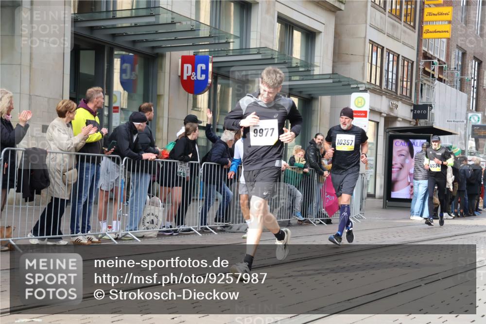 05.10.2025 - 20. swb-Marathon Bremen Strokosch-Dieckow http://msf.ph/oto/9257987 05.10.2025 10:58:42 Ziel 9219, 9349, 9508, 9518, 9542, 9601, 9692, 9847, 9977, 10039, 10080, 10143, 10353, 10357, 10560, 10588, 10594, 10607, 11290, 11483, 11612, 9219, 9349, 9508, 9518, 9542, 9601, 9692, 9847, 9977, 10039, 10080, 10143, 10353, 10357, 10560, 10588, 10594, 10607, 11290, 11483, 11612 meine-sportfotos.de