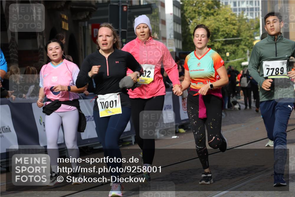05.10.2025 - 20. swb-Marathon Bremen Strokosch-Dieckow http://msf.ph/oto/9258001 05.10.2025 11:04:10 Ziel 7789, 9275, 9448, 10098, 10853, 11001, 11077, 11102, 11611, 11685 meine-sportfotos.de