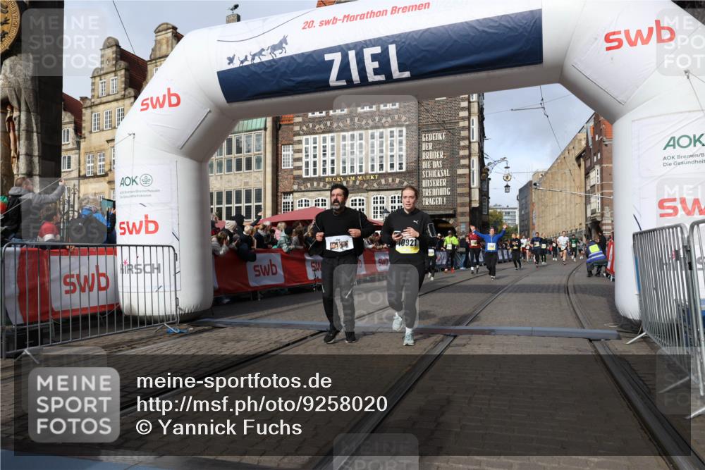 05.10.2025 - 20. swb-Marathon Bremen Yannick Fuchs http://msf.ph/oto/9258020 05.10.2025 10:56:05 Ziel 7147, 9871, 10015, 10610, 10654, 10758, 10921, 11052, 11148, 11439 meine-sportfotos.de