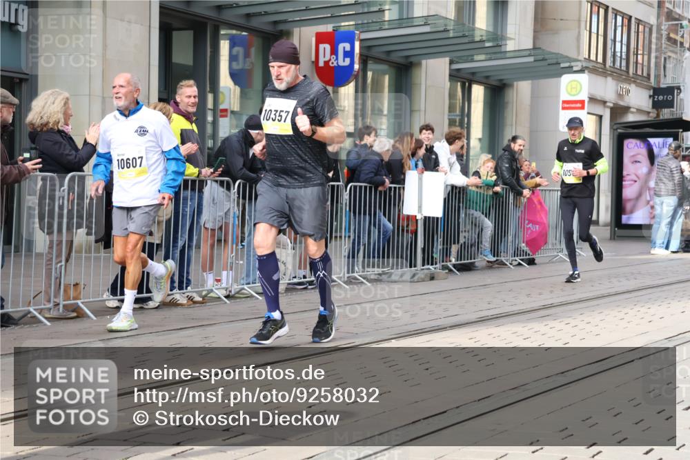 05.10.2025 - 20. swb-Marathon Bremen Strokosch-Dieckow http://msf.ph/oto/9258032 05.10.2025 10:58:44 Ziel 9219, 9349, 9508, 9518, 9542, 9601, 9692, 9847, 9977, 10039, 10080, 10143, 10200, 10274, 10353, 10357, 10560, 10588, 10594, 10607, 11207, 11483, 11612, 9219, 9349, 9508, 9518, 9542, 9601, 9692, 9847, 9977, 10039, 10080, 10143, 10200, 10274, 10353, 10357, 10560, 10588, 10594, 10607, 11207, 11483, 11612 meine-sportfotos.de