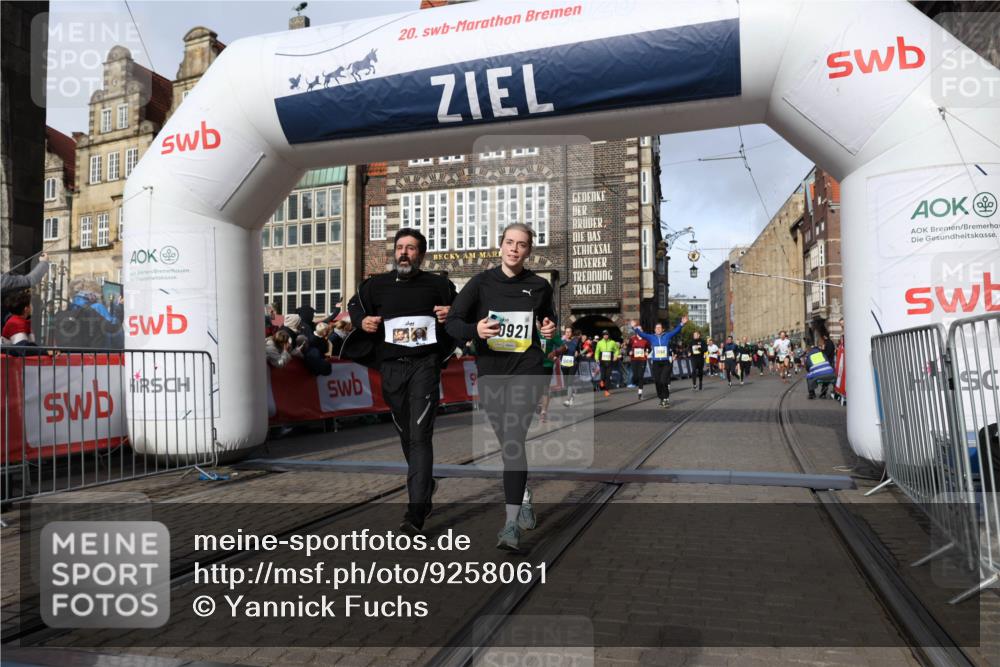 05.10.2025 - 20. swb-Marathon Bremen Yannick Fuchs http://msf.ph/oto/9258061 05.10.2025 10:56:05 Ziel 7147, 9871, 10015, 10610, 10654, 10758, 10921, 11052, 11148, 11439 meine-sportfotos.de