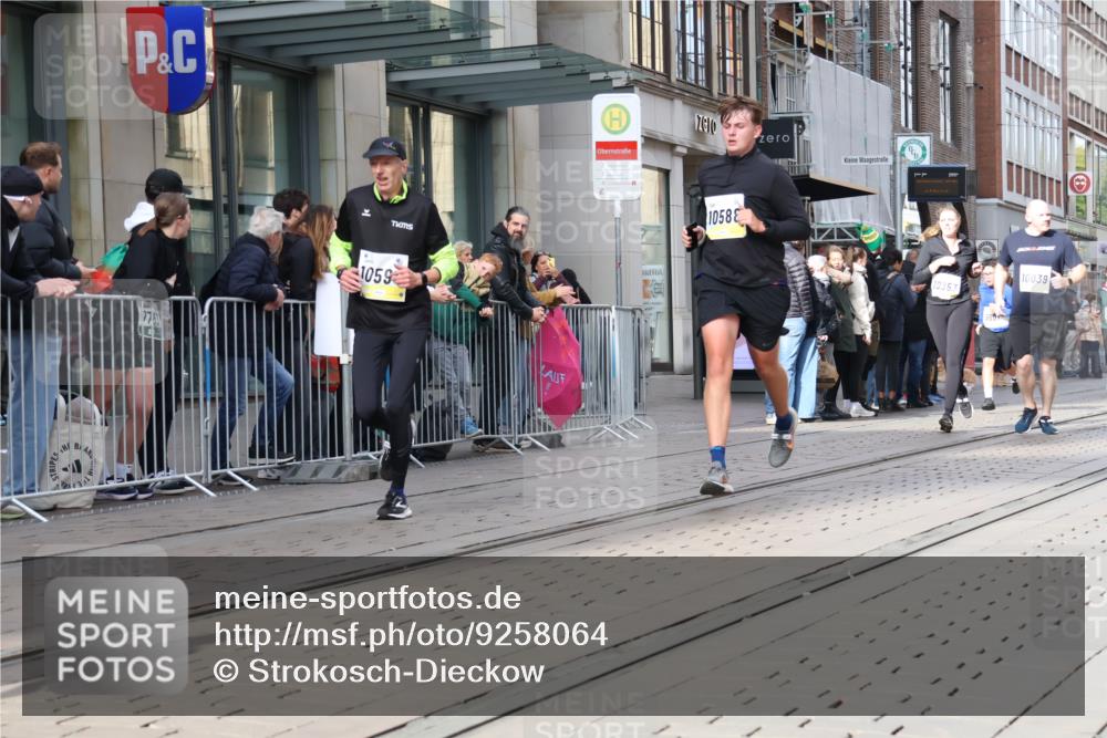 05.10.2025 - 20. swb-Marathon Bremen Strokosch-Dieckow http://msf.ph/oto/9258064 05.10.2025 10:58:45 Ziel 9219, 9349, 9454, 9508, 9518, 9542, 9601, 9692, 9847, 9977, 10039, 10080, 10143, 10200, 10274, 10353, 10357, 10560, 10588, 10594, 10607, 11207, 11400, 11483, 11612, 9219, 9349, 9454, 9508, 9518, 9542, 9601, 9692, 9847, 9977, 10039, 10080, 10143, 10200, 10274, 10353, 10357, 10560, 10588, 10594, 10607, 11207, 11400, 11483, 11612 meine-sportfotos.de