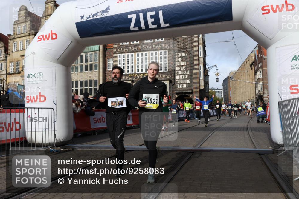05.10.2025 - 20. swb-Marathon Bremen Yannick Fuchs http://msf.ph/oto/9258083 05.10.2025 10:56:05 Ziel 7147, 9871, 10015, 10610, 10654, 10758, 10921, 11052, 11148, 11439 meine-sportfotos.de