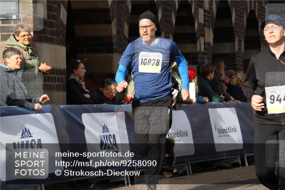 05.10.2025 - 20. swb-Marathon Bremen Strokosch-Dieckow http://msf.ph/oto/9258090 05.10.2025 11:04:17 Ziel 9448, 9537, 9684, 10678, 11200 meine-sportfotos.de