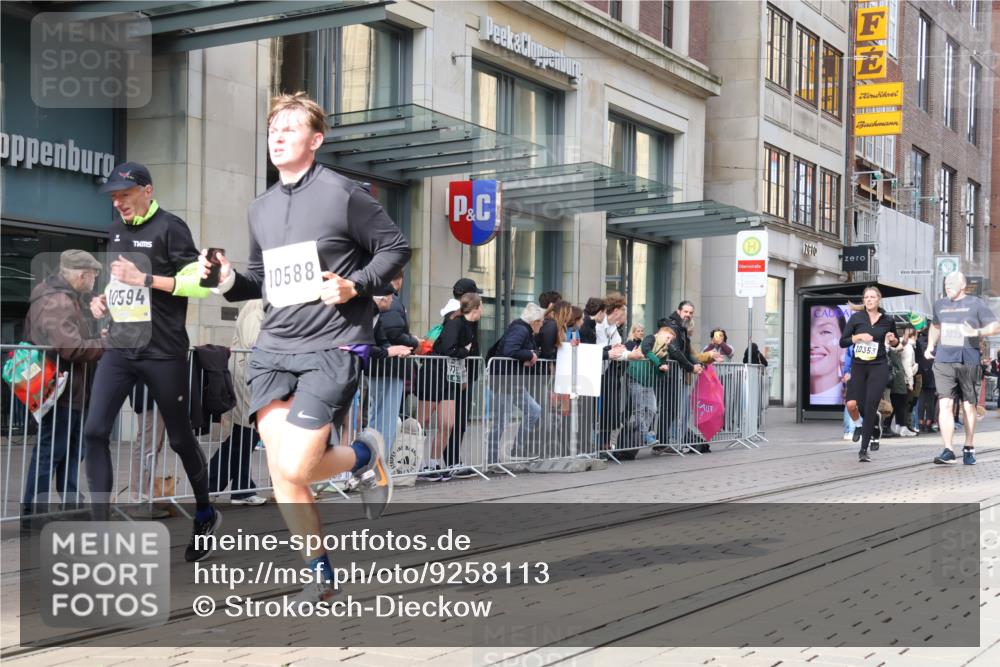 05.10.2025 - 20. swb-Marathon Bremen Strokosch-Dieckow http://msf.ph/oto/9258113 05.10.2025 10:58:47 Ziel 9183, 9219, 9454, 9508, 9518, 9542, 9601, 9692, 9847, 9977, 10039, 10143, 10200, 10274, 10353, 10357, 10407, 10588, 10594, 10607, 11207, 11400, 11612, 9183, 9219, 9454, 9508, 9518, 9542, 9601, 9692, 9847, 9977, 10039, 10143, 10200, 10274, 10353, 10357, 10407, 10588, 10594, 10607, 11207, 11400, 11612 meine-sportfotos.de