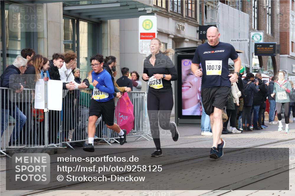 05.10.2025 - 20. swb-Marathon Bremen Strokosch-Dieckow http://msf.ph/oto/9258125 05.10.2025 10:58:48 Ziel 9183, 9219, 9454, 9508, 9518, 9542, 9601, 9692, 9847, 9977, 10039, 10143, 10200, 10274, 10353, 10357, 10407, 10588, 10594, 10607, 11006, 11007, 11207, 11400, 11612, 9183, 9219, 9454, 9508, 9518, 9542, 9601, 9692, 9847, 9977, 10039, 10143, 10200, 10274, 10353, 10357, 10407, 10588, 10594, 10607, 11006, 11007, 11207, 11400, 11612 meine-sportfotos.de