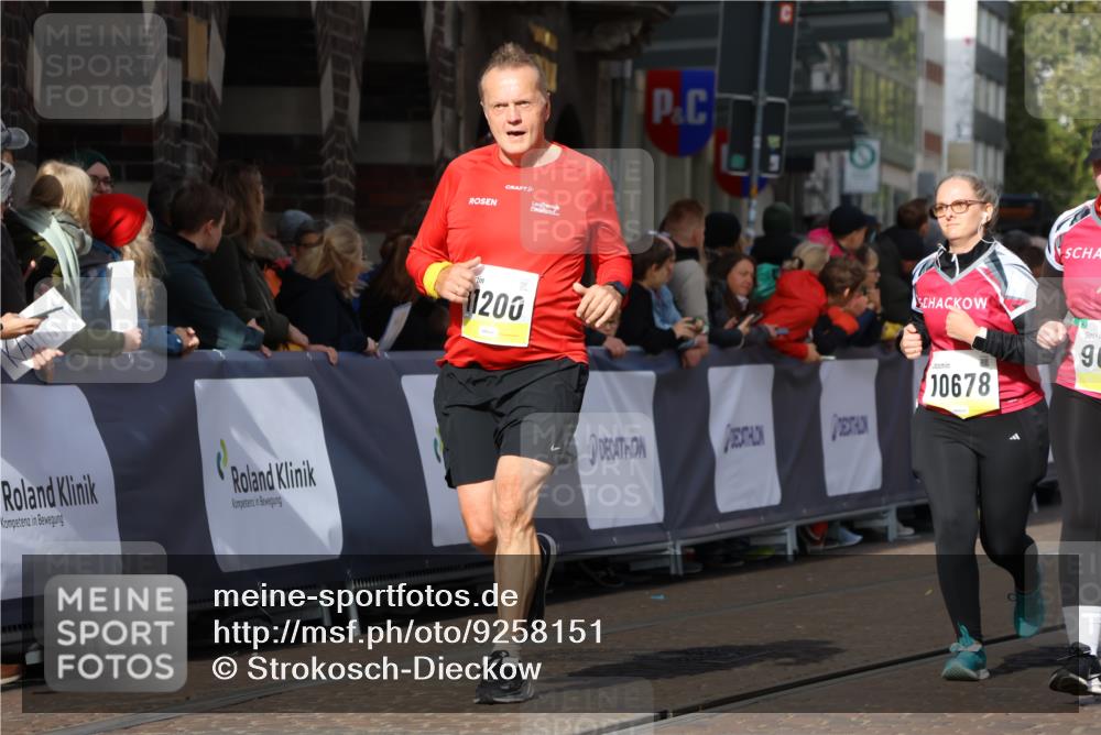 05.10.2025 - 20. swb-Marathon Bremen Strokosch-Dieckow http://msf.ph/oto/9258151 05.10.2025 11:04:19 Ziel 9448, 9537, 9684, 10678, 11200 meine-sportfotos.de
