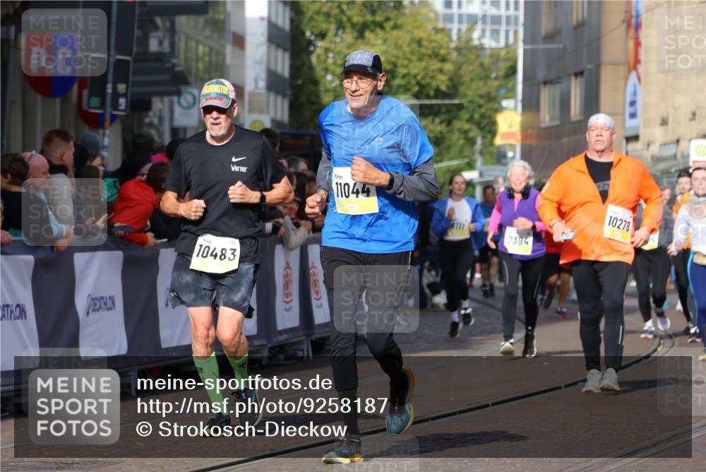 05.10.2025 - 20. swb-Marathon Bremen Strokosch-Dieckow http://msf.ph/oto/9258187 05.10.2025 11:04:24 Ziel 8111, 9610, 9684, 10278, 10439, 10483, 10678, 11044, 11200 meine-sportfotos.de