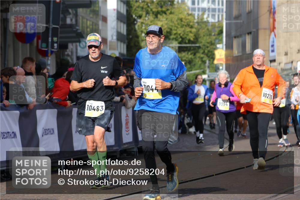 05.10.2025 - 20. swb-Marathon Bremen Strokosch-Dieckow http://msf.ph/oto/9258204 05.10.2025 11:04:24 Ziel 8111, 9610, 9684, 10278, 10439, 10483, 10678, 11044, 11200 meine-sportfotos.de