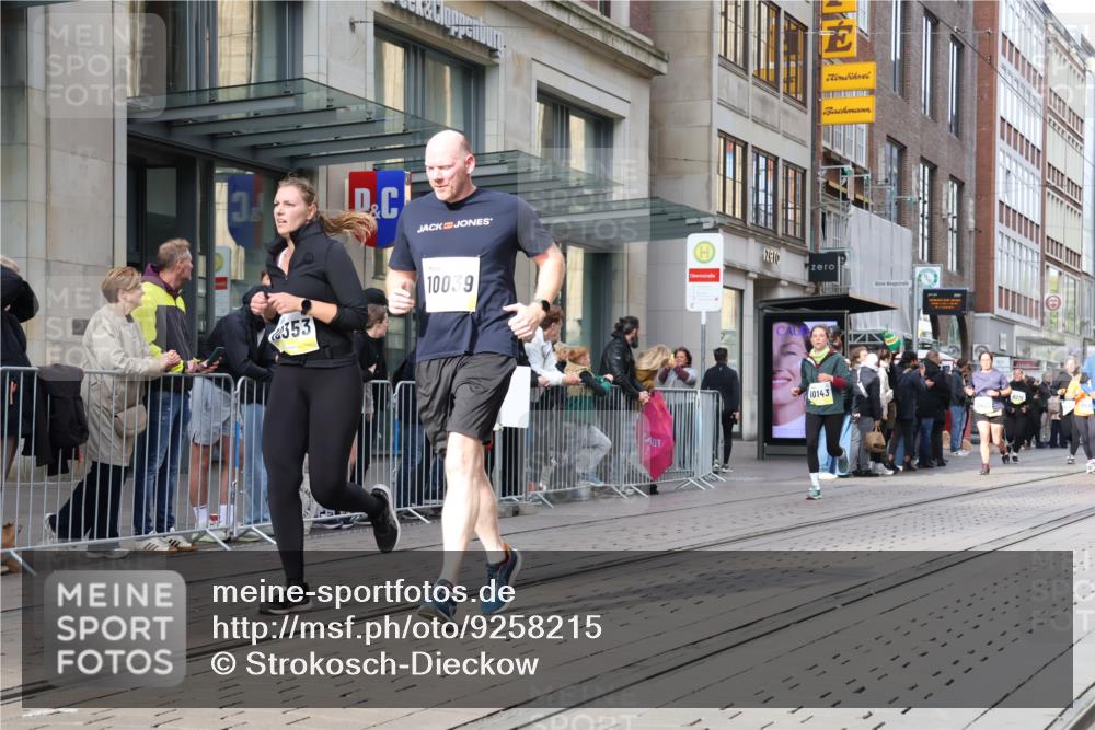 05.10.2025 - 20. swb-Marathon Bremen Strokosch-Dieckow http://msf.ph/oto/9258215 05.10.2025 10:58:50 Ziel 9183, 9219, 9454, 9508, 9601, 9635, 9692, 9847, 9977, 10039, 10143, 10200, 10274, 10353, 10357, 10407, 10588, 10594, 10607, 11006, 11007, 11207, 11400, 9183, 9219, 9454, 9508, 9601, 9635, 9692, 9847, 9977, 10039, 10143, 10200, 10274, 10353, 10357, 10407, 10588, 10594, 10607, 11006, 11007, 11207, 11400 meine-sportfotos.de