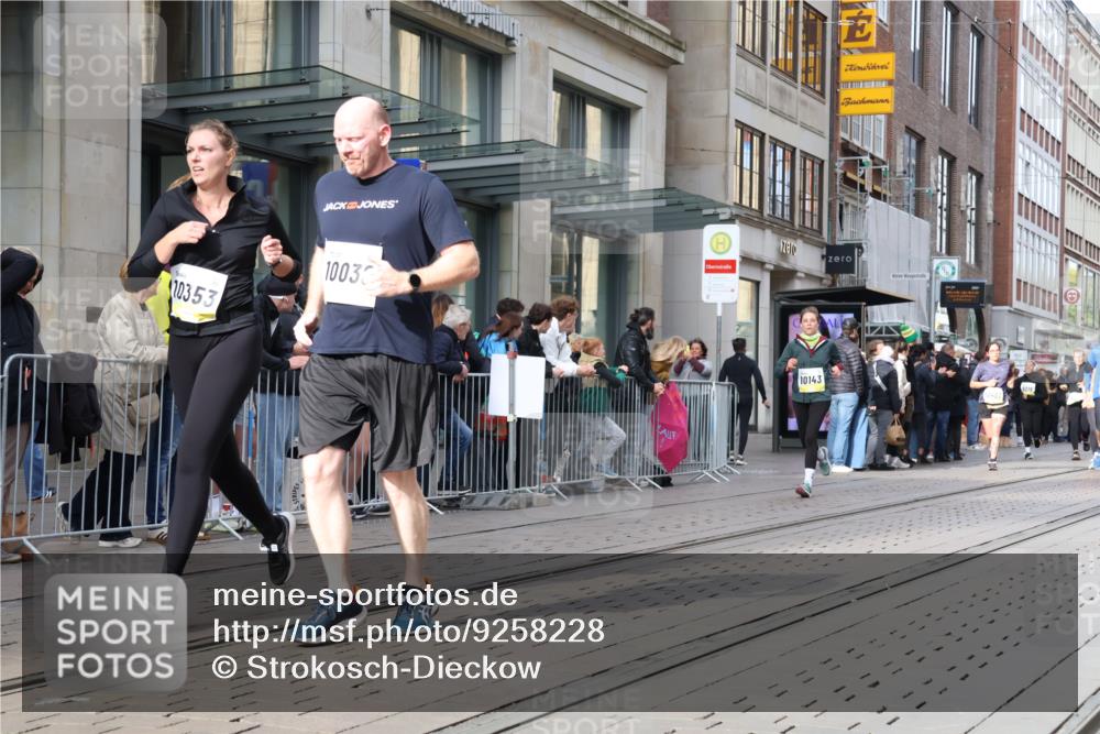 05.10.2025 - 20. swb-Marathon Bremen Strokosch-Dieckow http://msf.ph/oto/9258228 05.10.2025 10:58:51 Ziel 9183, 9219, 9454, 9508, 9635, 9692, 9847, 9977, 10039, 10143, 10200, 10274, 10353, 10357, 10407, 10588, 10594, 10607, 11006, 11007, 11207, 11400, 9183, 9219, 9454, 9508, 9635, 9692, 9847, 9977, 10039, 10143, 10200, 10274, 10353, 10357, 10407, 10588, 10594, 10607, 11006, 11007, 11207, 11400 meine-sportfotos.de