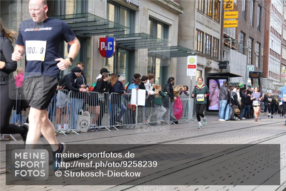 05.10.2025 - 20. swb-Marathon Bremen Strokosch-Dieckow http://msf.ph/oto/9258239 05.10.2025 10:58:51 Ziel 9183, 9219, 9454, 9508, 9635, 9692, 9847, 9977, 10039, 10143, 10200, 10274, 10353, 10357, 10407, 10588, 10594, 10607, 11006, 11007, 11207, 11400, 9183, 9219, 9454, 9508, 9635, 9692, 9847, 9977, 10039, 10143, 10200, 10274, 10353, 10357, 10407, 10588, 10594, 10607, 11006, 11007, 11207, 11400 meine-sportfotos.de