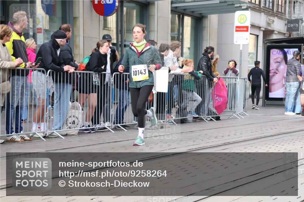 05.10.2025 - 20. swb-Marathon Bremen Strokosch-Dieckow http://msf.ph/oto/9258264 05.10.2025 10:58:53 Ziel 9183, 9219, 9454, 9508, 9635, 9692, 10039, 10143, 10200, 10274, 10353, 10357, 10407, 10594, 10607, 11006, 11007, 11207, 11400, 9183, 9219, 9454, 9508, 9635, 9692, 10039, 10143, 10200, 10274, 10353, 10357, 10407, 10594, 10607, 11006, 11007, 11207, 11400 meine-sportfotos.de