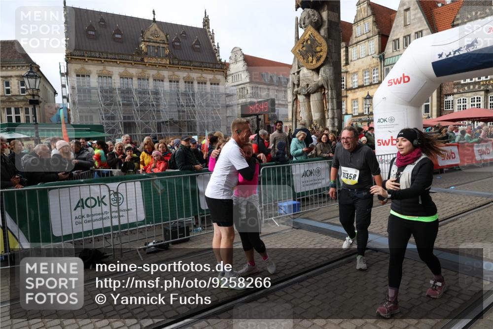 05.10.2025 - 20. swb-Marathon Bremen Yannick Fuchs http://msf.ph/oto/9258266 05.10.2025 11:16:39 Ziel 9563, 11358, 11404 meine-sportfotos.de