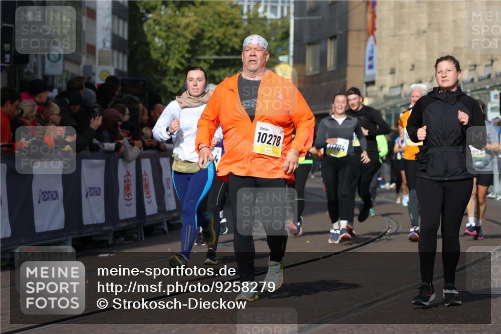 05.10.2025 - 20. swb-Marathon Bremen Strokosch-Dieckow http://msf.ph/oto/9258279 05.10.2025 11:04:27 Ziel 8111, 9394, 9610, 10278, 10439, 10483, 10531, 10956, 11044, 11704 meine-sportfotos.de