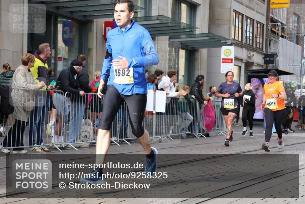 05.10.2025 - 20. swb-Marathon Bremen Strokosch-Dieckow http://msf.ph/oto/9258325 05.10.2025 10:58:55 Ziel 9183, 9219, 9454, 9508, 9635, 9692, 10039, 10143, 10200, 10274, 10353, 10357, 10391, 10407, 10594, 10607, 11006, 11007, 11207, 11400, 11728, 9183, 9219, 9454, 9508, 9635, 9692, 10039, 10143, 10200, 10274, 10353, 10357, 10391, 10407, 10594, 10607, 11006, 11007, 11207, 11400, 11728 meine-sportfotos.de