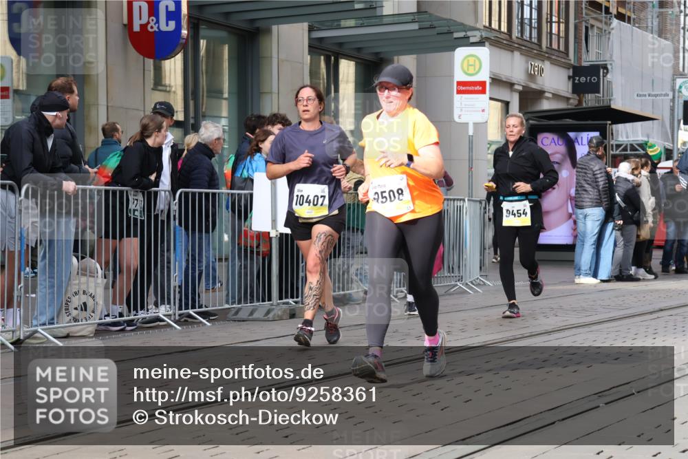 05.10.2025 - 20. swb-Marathon Bremen Strokosch-Dieckow http://msf.ph/oto/9258361 05.10.2025 10:58:56 Ziel 9183, 9219, 9454, 9508, 9635, 9692, 10039, 10143, 10200, 10274, 10353, 10391, 10407, 10594, 10607, 11006, 11007, 11207, 11400, 11728, 9183, 9219, 9454, 9508, 9635, 9692, 10039, 10143, 10200, 10274, 10353, 10391, 10407, 10594, 10607, 11006, 11007, 11207, 11400, 11728 meine-sportfotos.de
